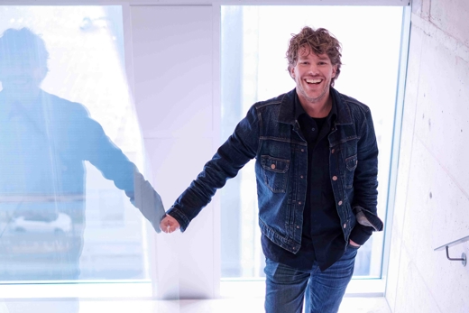 Job van den Berg in spijkerjas voor reflectie