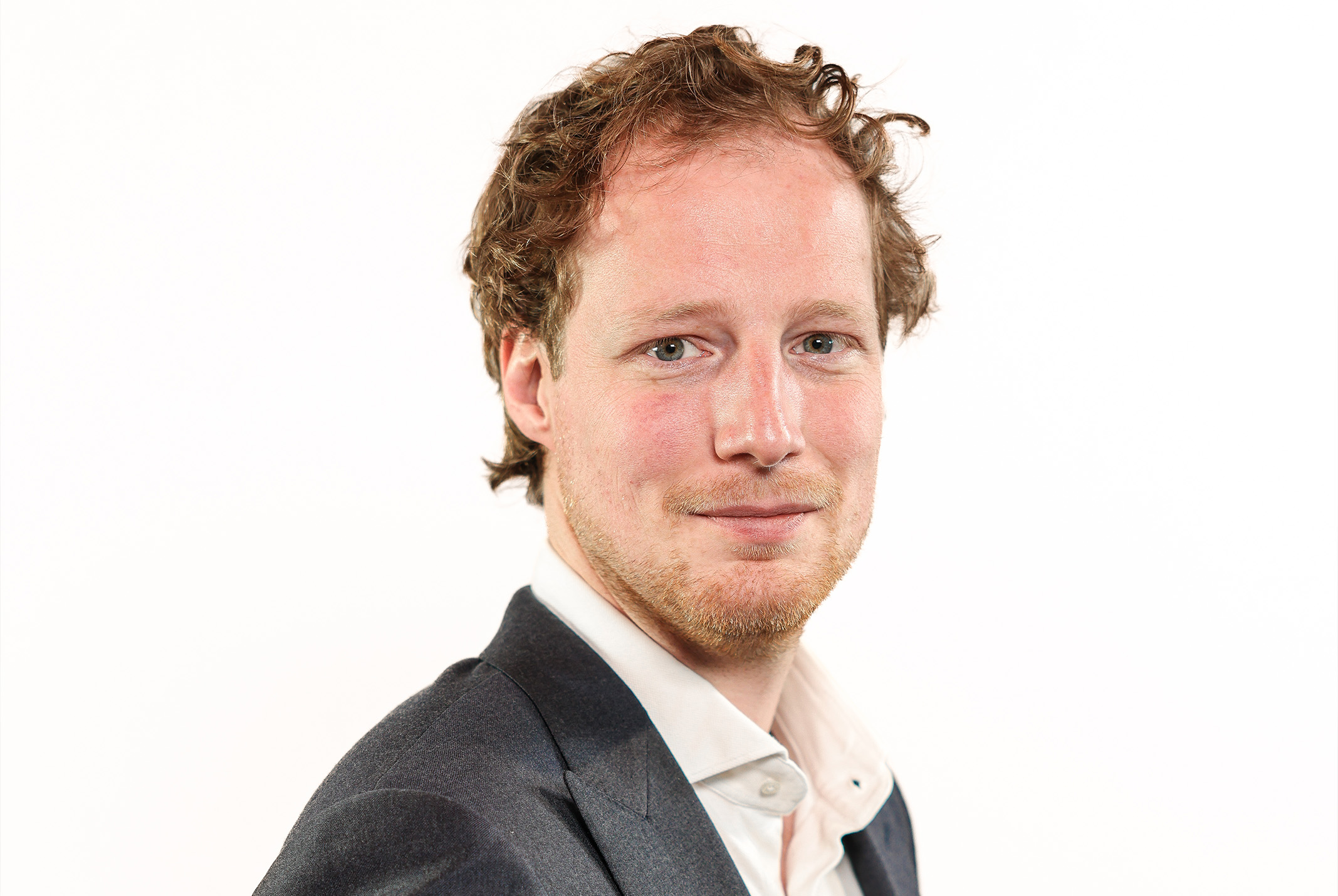 Thijs Leenman voor witte muur