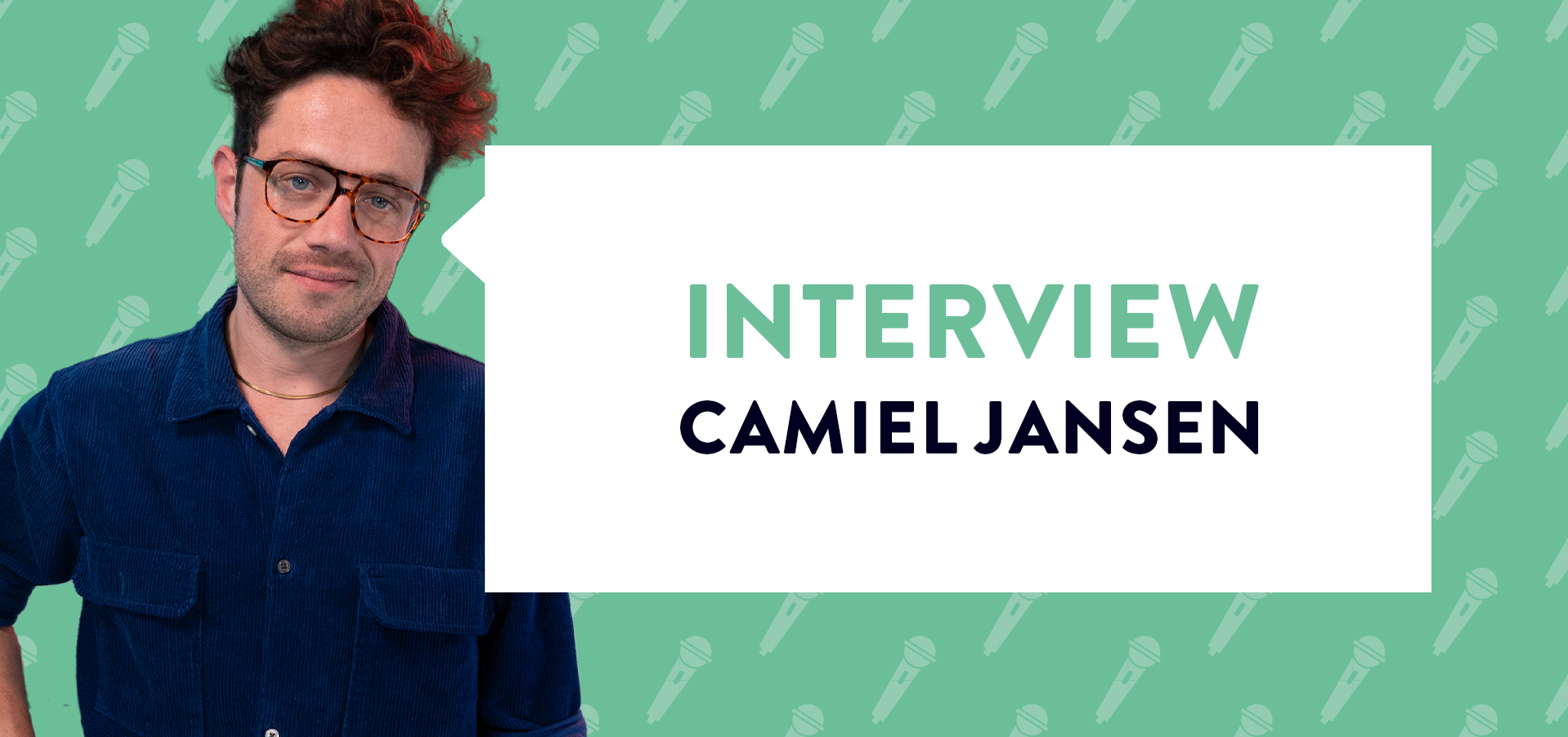 Camiel Jansen poserend in blauwe blouse met groene achtergrond