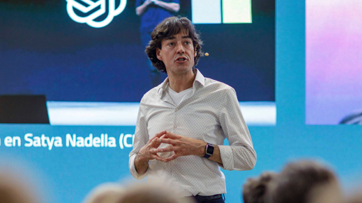 Man in blouse achter een blauwe drukke achtergrond