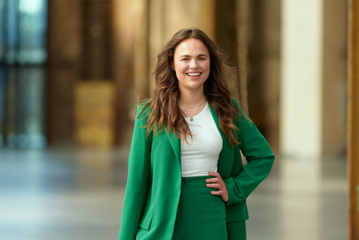 Floor Doppen in groene blazer in werkspoorhal