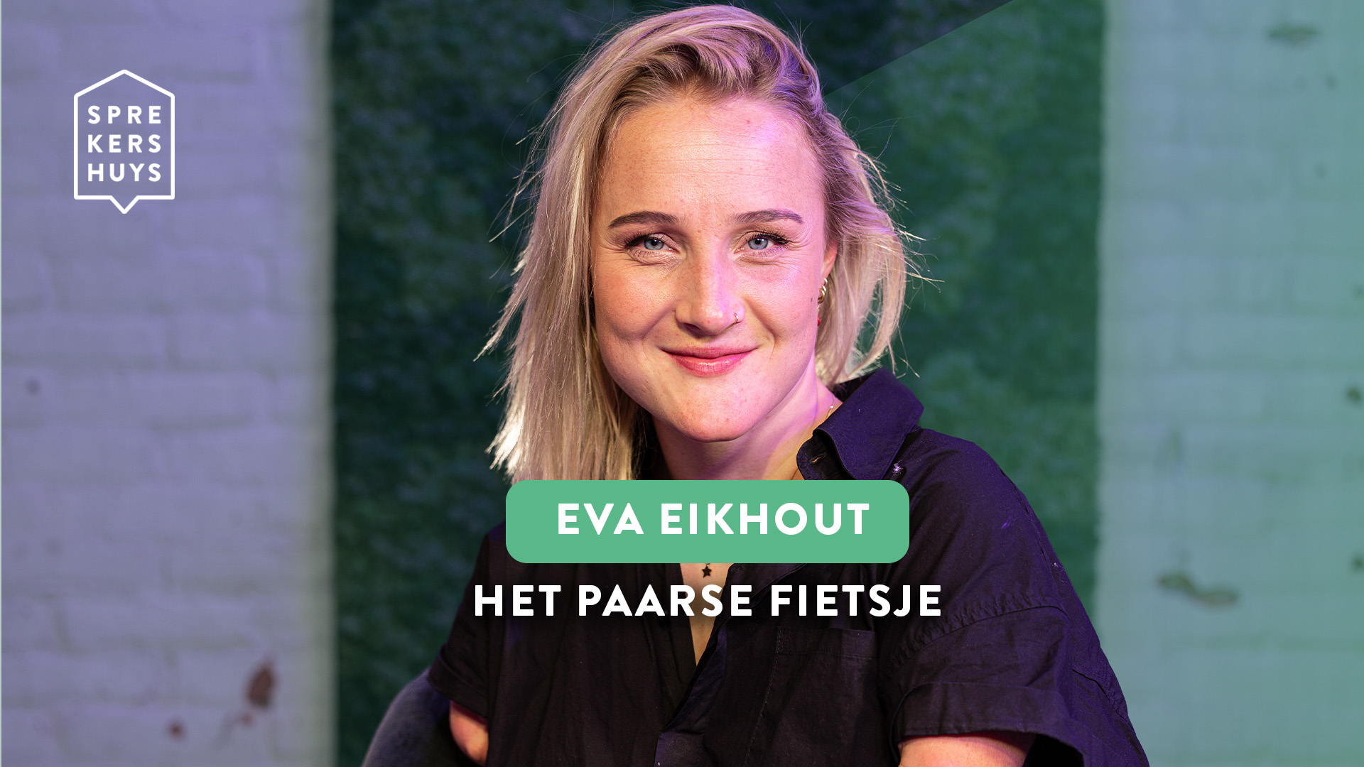 Eva Eikhout in zwarte blouse in studio werkspoor met tekst in beeld