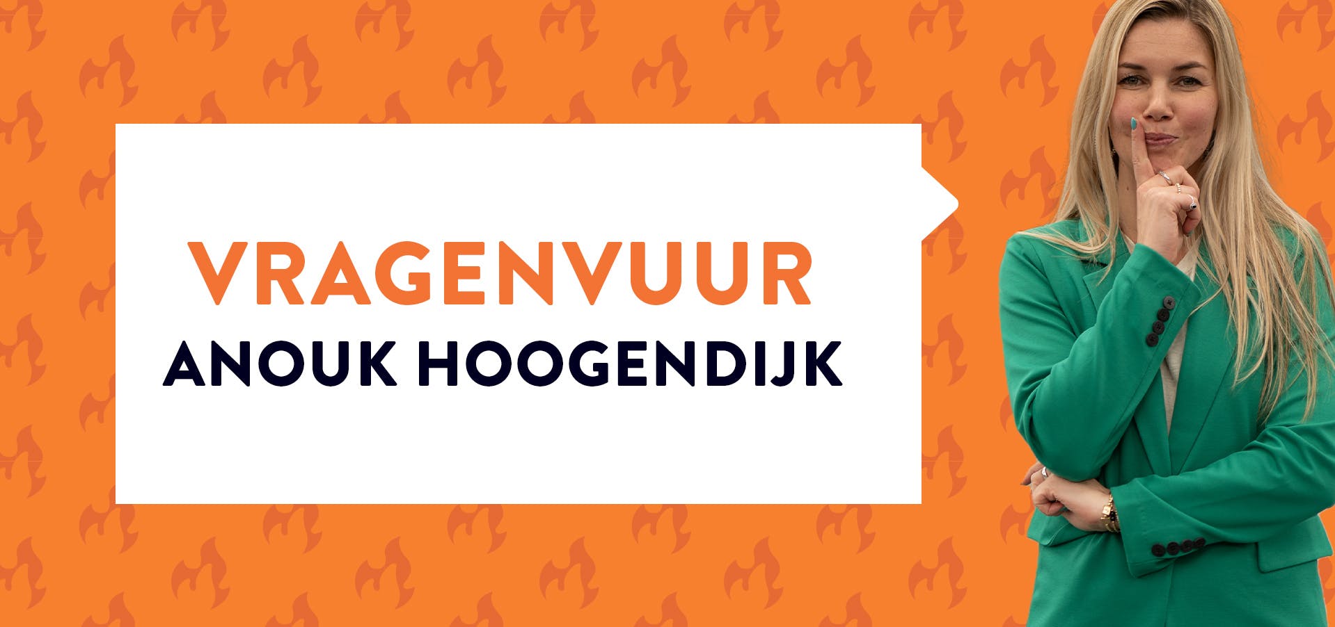 Anouk Hoogendijk poserend in groene blazer bij oranje achtergrond
