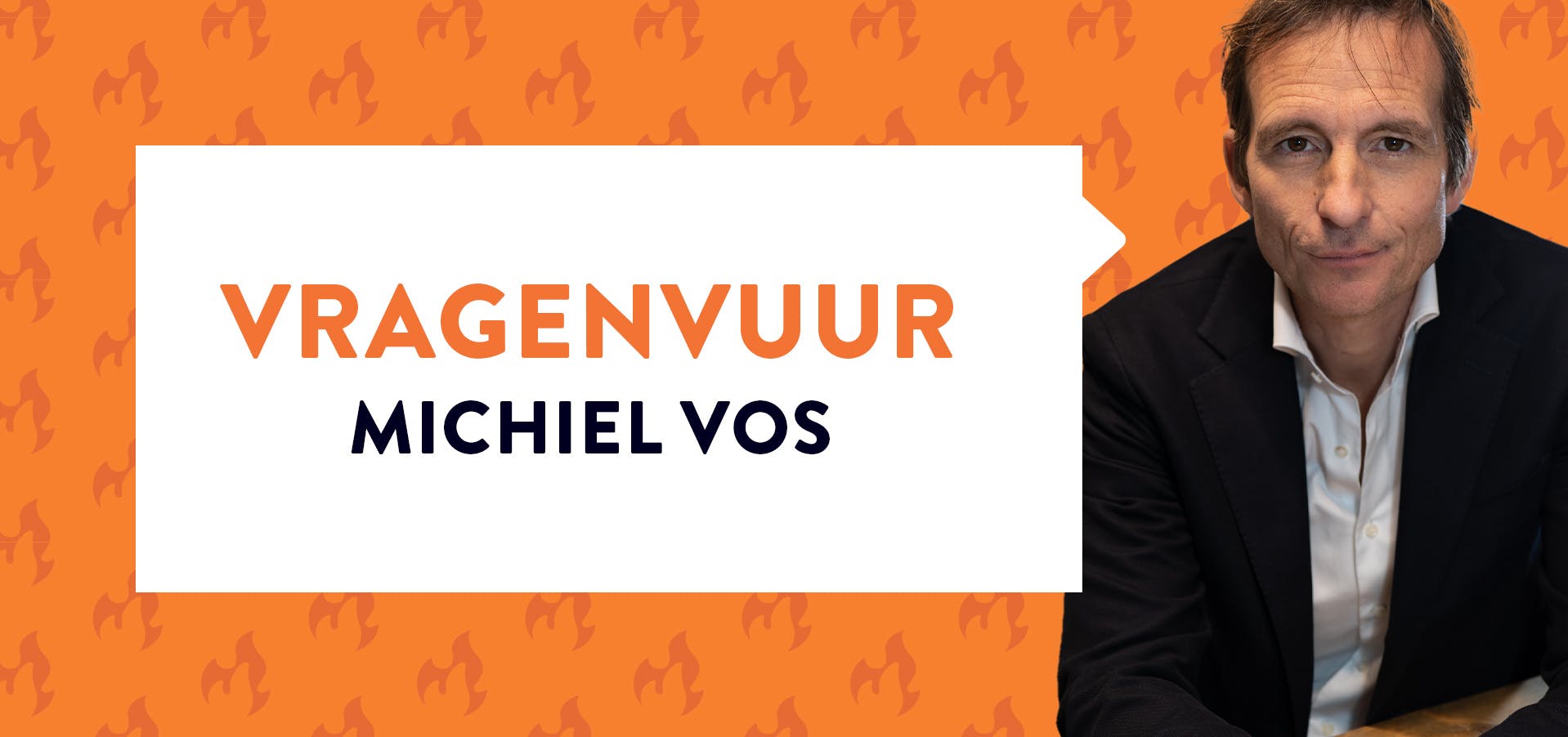 Michiel Vos poserend in zwart pak bij oranje achtergrond met tekst 'Vragenvuur michiel vos'