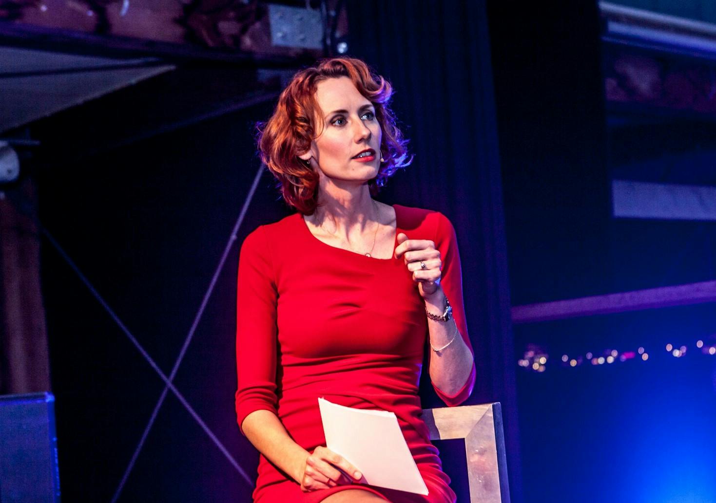 Eva Brouwer presenteert in paars rode blazer