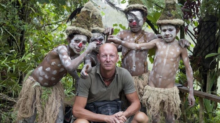 Jimmy Nelson in bos met vier jongens met witte verf op hun huid en rood gekleurde neus