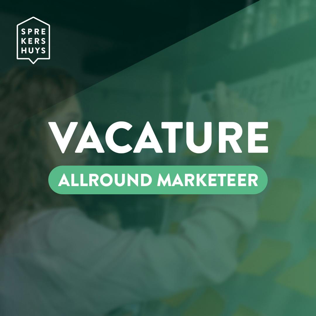 vrouw aan het schrijven op bord met groene gloed over zich in tekst 'Vacature Allround marketeer'