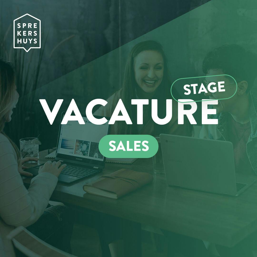 twee vrouwen en man lachend met groene gloed over zich in tekst 'Vacature stage sales'