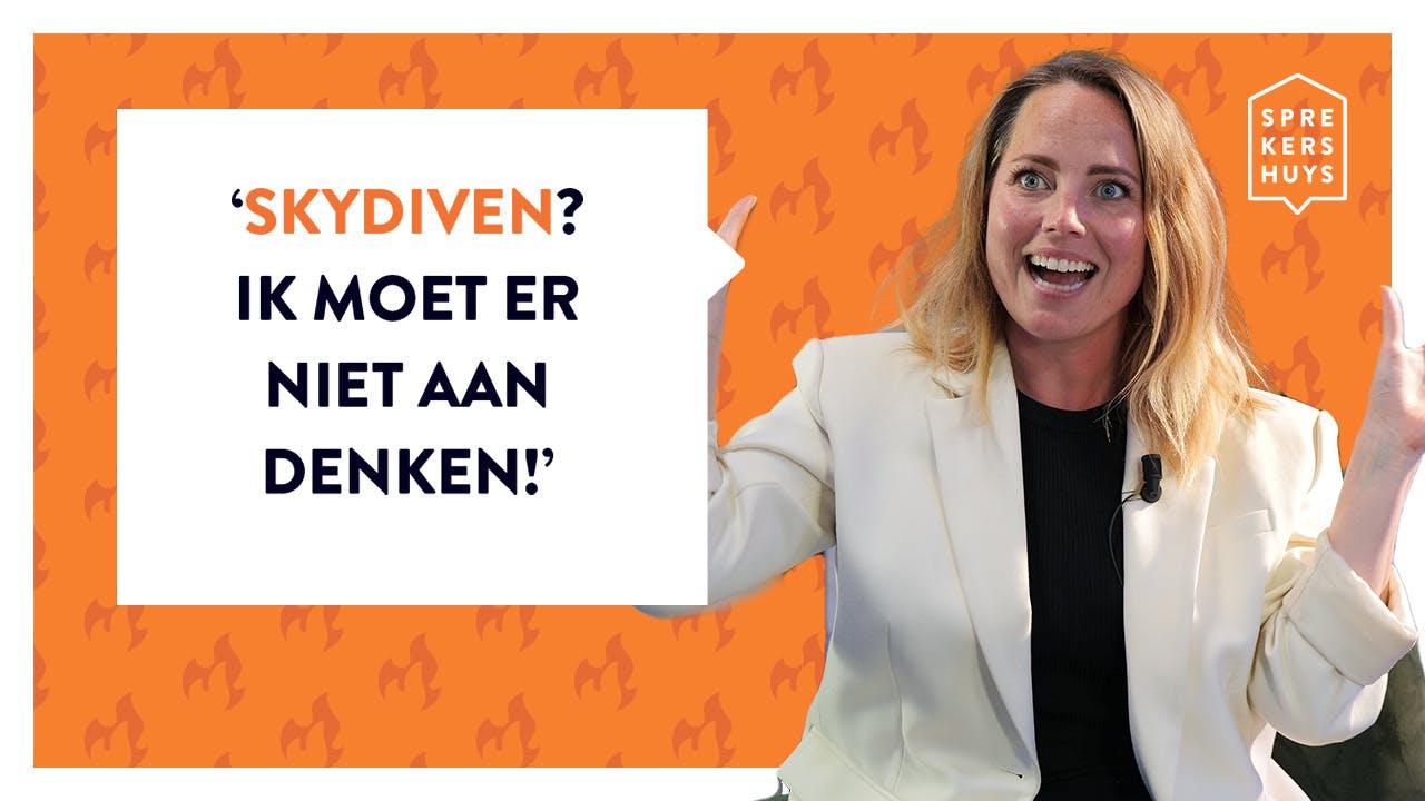 Marije Knevel met open mond in witte blazer bij oranje achtergrond met tekst 'skydiven? ik moet er niet aan denken!'